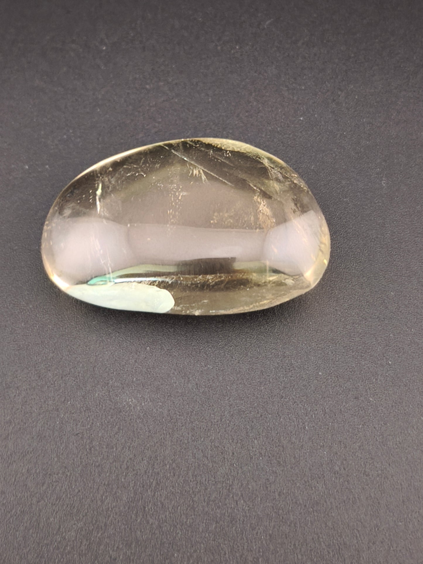 Galet en Cristal de Roche Légèrement Fumé