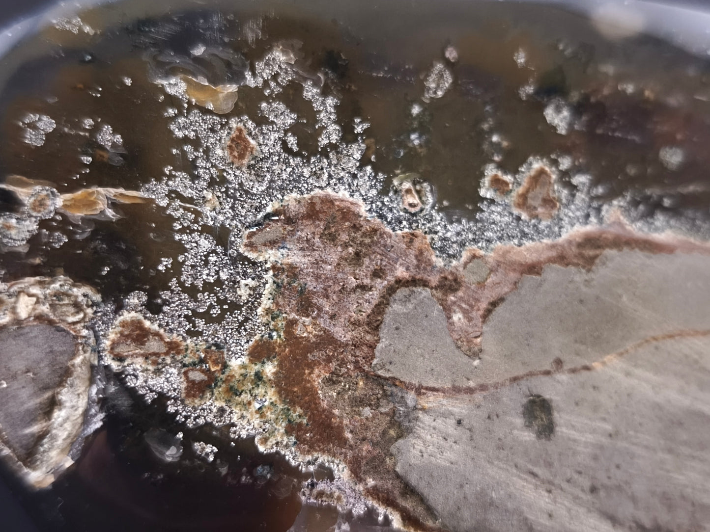 Druse d'Améthyste du Brésil avec Agate