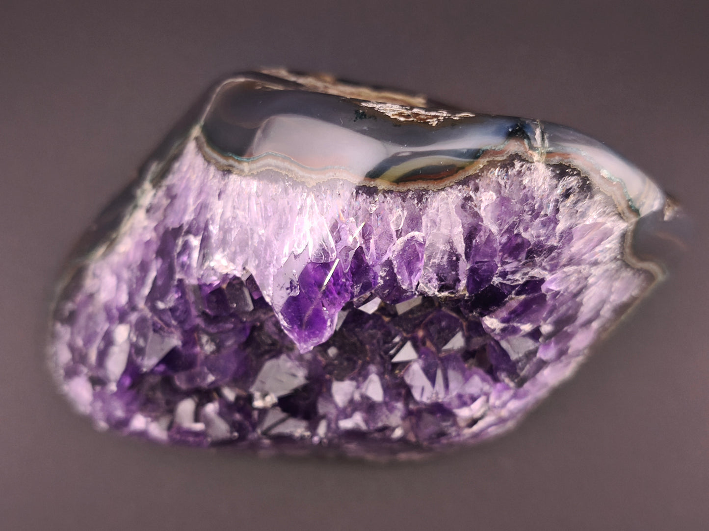 Druse d'Améthyste du Brésil avec Agate