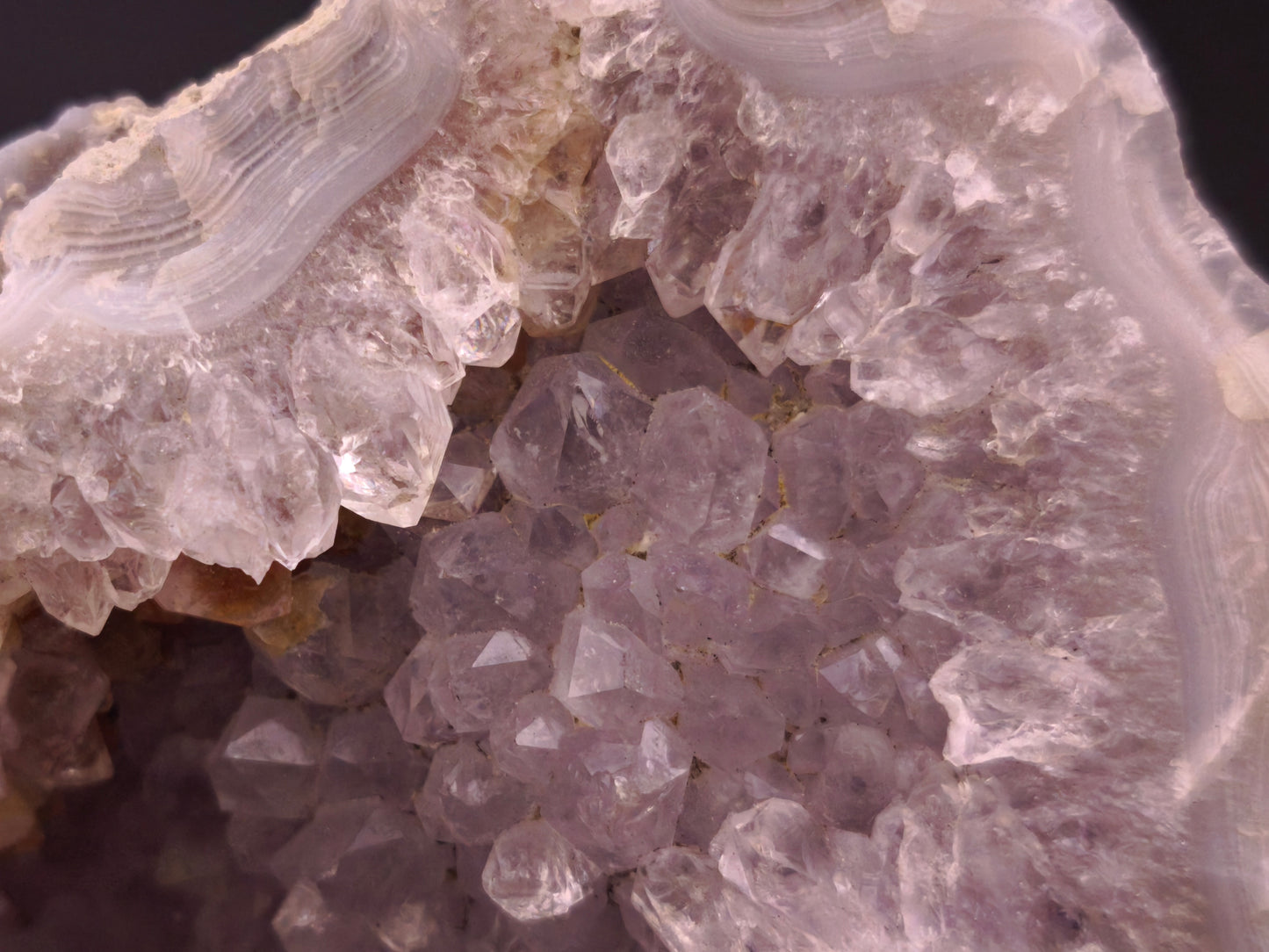 Druse d' Améthyste sur Agate