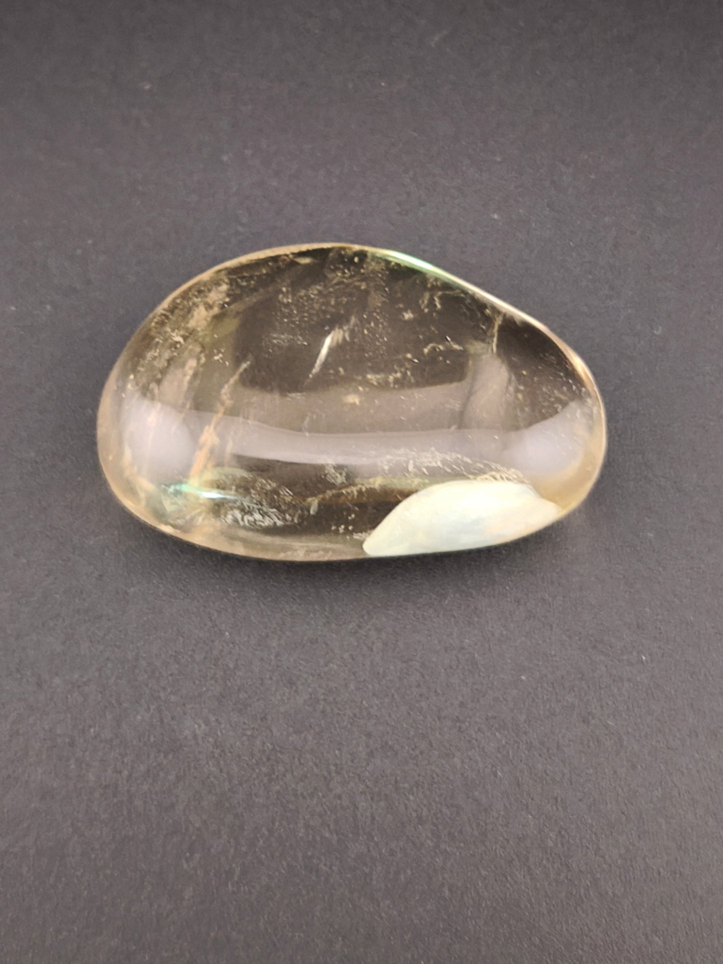 Galet en Cristal de Roche Légèrement Fumé