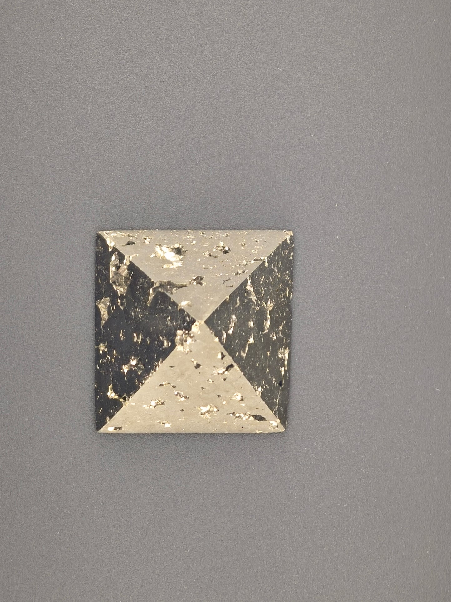 Pyramide en Pyrite