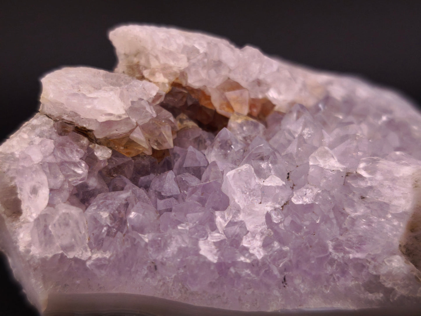 Druse d' Améthyste sur Agate