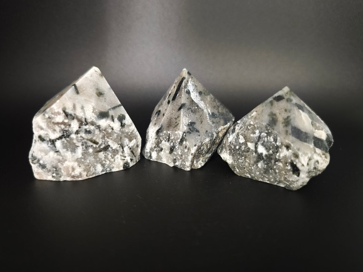 Pointe de Quartz Tourmaline semi-brute